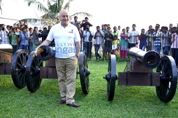 cast of ekkees toppon ki salaami at cleanliness drive in mumbai 9
