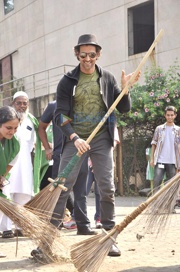 hrithik roshan at wwi cleanliness drive 6