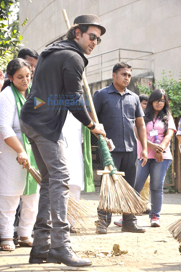 hrithik roshan at wwi cleanliness drive 8