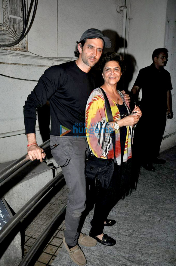 hrithik roshan watches haider with his mother 2