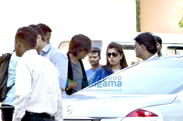 shah rukh khan deepika padukone snapped en route for happy new year promotions 7