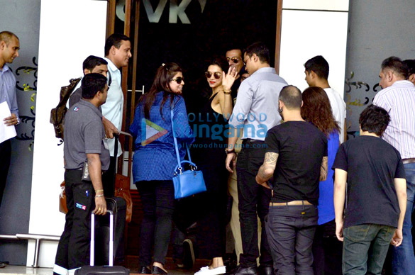 shah rukh khan deepika padukone snapped en route for happy new year promotions 9