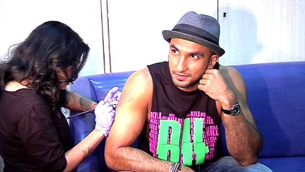 Ranveer Singh arrives in swag at SLB office hugs a fan with a tattoo of his  face video viral nrp 97 | रणवीर सिंहच्या चाहत्याने चक्क पाठीवर काढला टॅटू,  अभिनेत्याच्या 'या' कृतीने