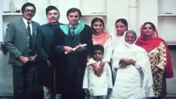 Theatrical Trailer (Garm Hawa) Theatrical Trailer (Garm Hawa)