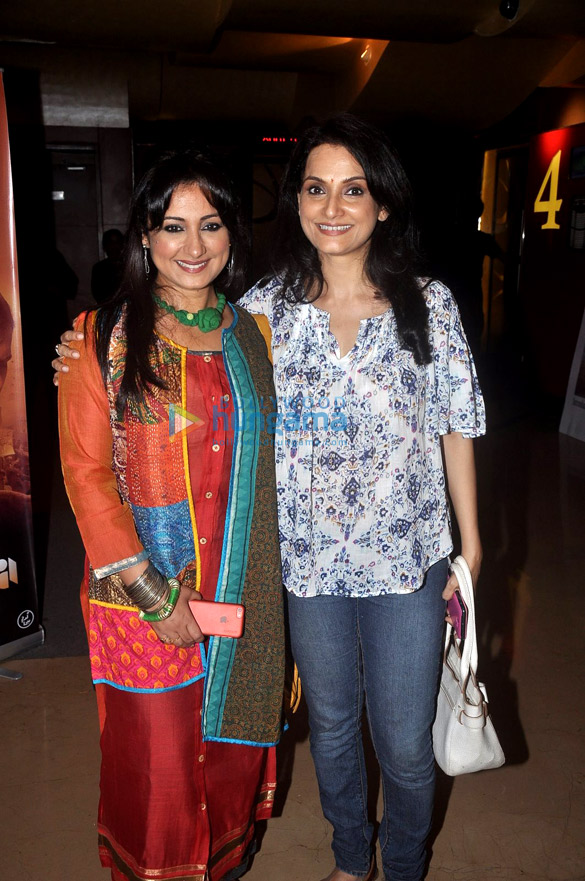 esha deol at the screening of garm hava 6