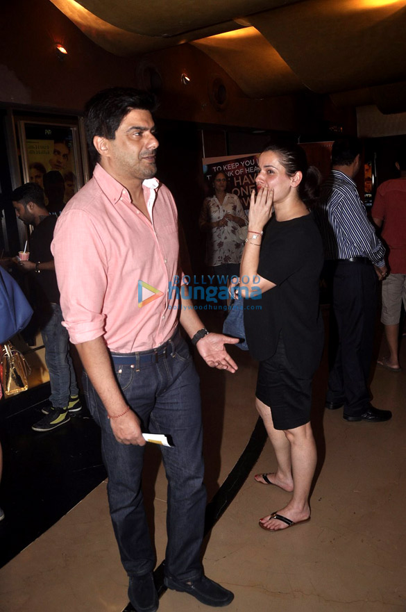 esha deol at the screening of garm hava 8