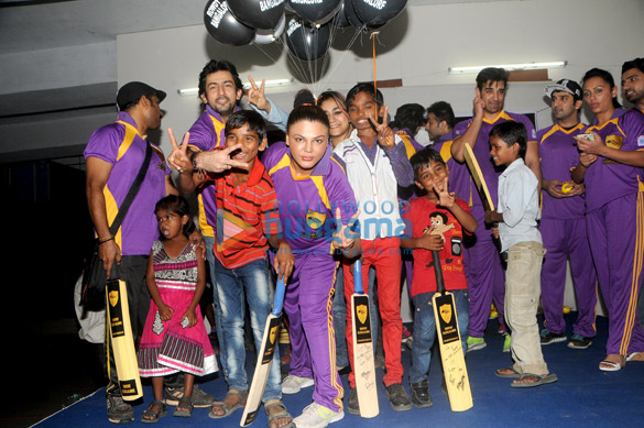 team rowdy bangalore distributing bats and food to the blind underprivileged children 3