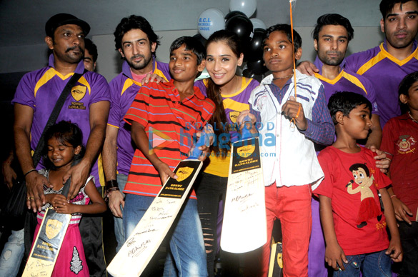 team rowdy bangalore distributing bats and food to the blind underprivileged children 6