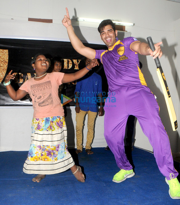 team rowdy bangalore distributing bats and food to the blind underprivileged children 10