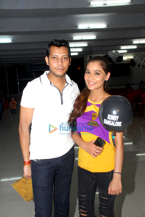team rowdy bangalore distributing bats and food to the blind underprivileged children 15