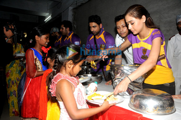 team rowdy bangalore distributing bats and food to the blind underprivileged children 5