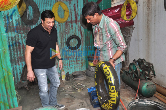 sunny deol gets his tyre repaired by aslam puncturewala 7