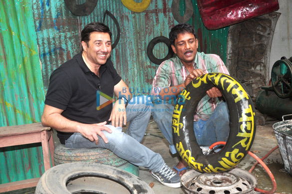 sunny deol gets his tyre repaired by aslam puncturewala 4