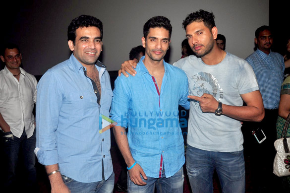 yuvraj singh zaheer khan at ungli screening 5