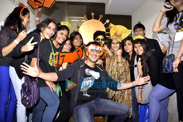 zayed khan promotes sharafat gayi tel lene 6