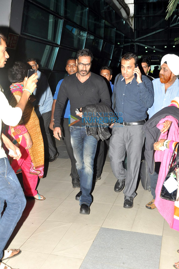 ajay devgn snapped at the airport 4