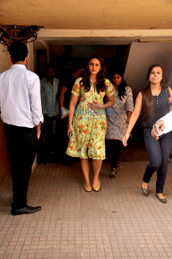 varun dhawan huma qureshi promote badlapur at 93 5 red fm 9