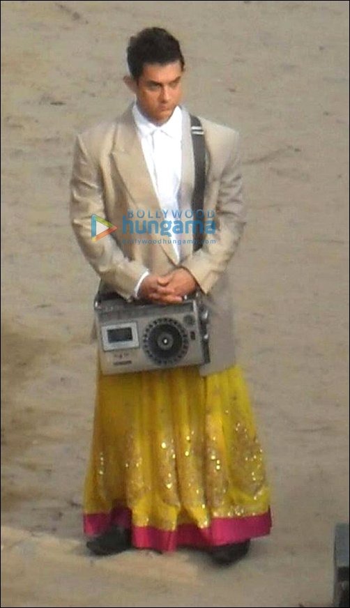 aamir wears blazer and ghagra in p k 2