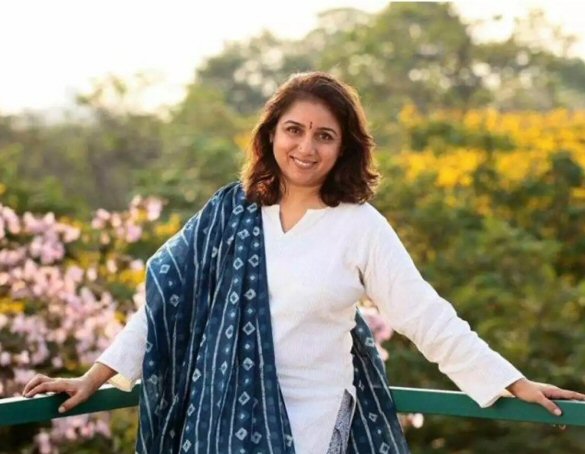 Revathi Pillai Wallpapers [HD] | Beautiful smile women, Beauty girls face,  Beautiful blonde girl