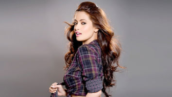 Celeb Wallpapers Of Riya Sen