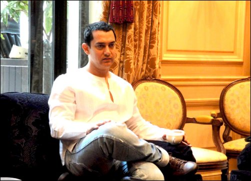 aamir khan meets and interacts with his fans in paris 3