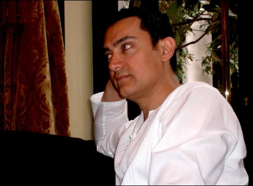 aamir khan meets and interacts with his fans in paris 2