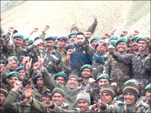 abhishek bachchan visits the jawans of indian army at kargil 5