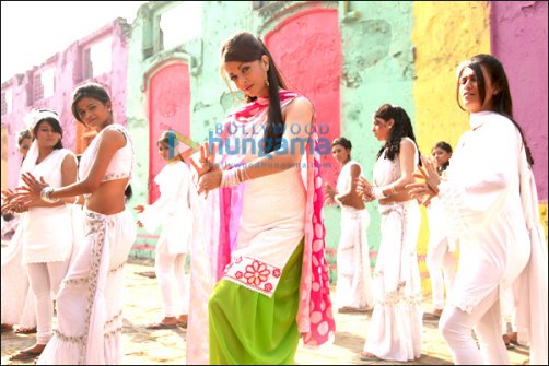 sneak peek at holi song from action replayy featuring aishwarya neha dhupia 3