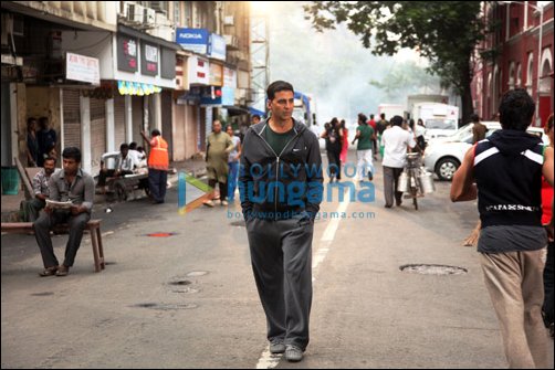 check out akshay shooting on streets of mumbai 6