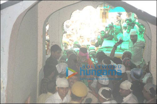 check out amitabh bachchan visits ajmer sharif 2