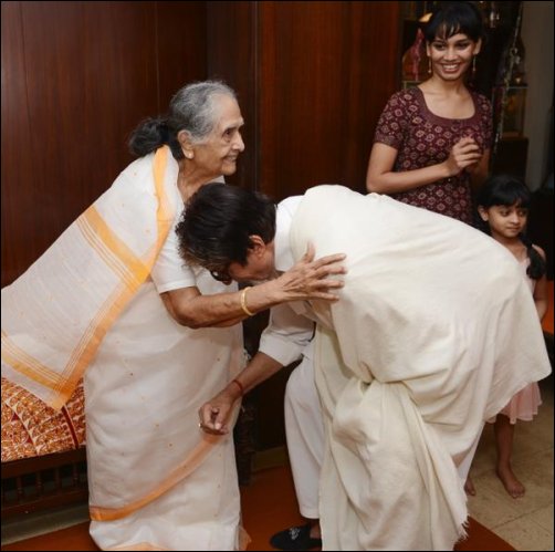 amitabh bachchan visits his mother sulochana latkar on her birthday 4
