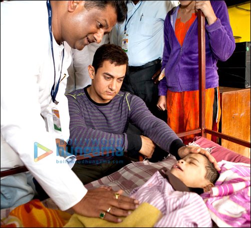 aamir visits satyamev jayate bhavan in ahmednagar 2 aamir visits satyamev jayate bhavan in ahmednagar 2