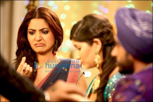 check out different moods of anushka sharma on sets of patiala house 7