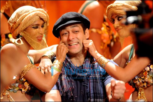 check out salman khan grooves in the music video of bigg boss 4 2