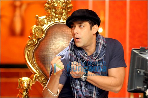 check out salman khan grooves in the music video of bigg boss 4 5