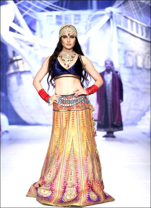 bollywood walks the ramp at aamby valley fashion week 2