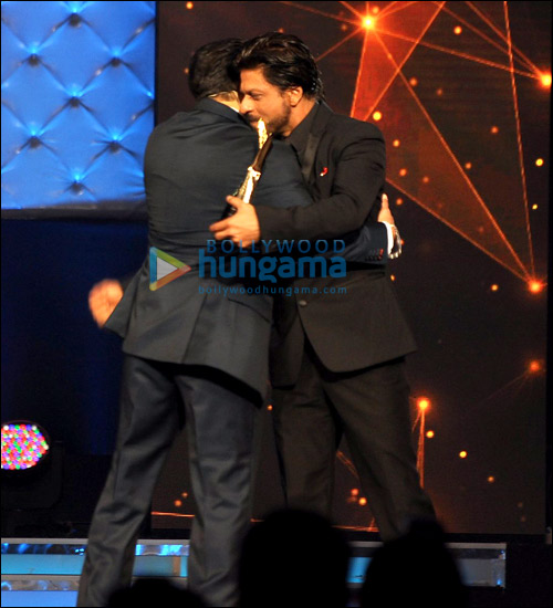 check out shah rukh salman hug it out 3