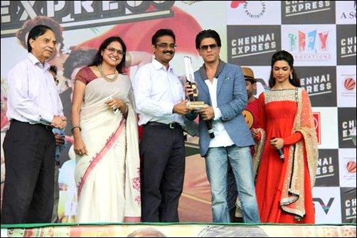 check out srk deepika at lpu campus 5 check out srk deepika at lpu campus 5