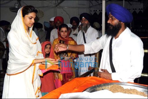 check out deepika padukone visits the golden temple 2