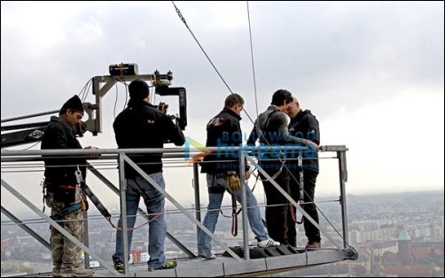 check out srk takes 300 feet plunge for don 2 4