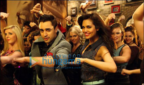 check out esha gupta and imran khan in gori tere pyaar mein 3