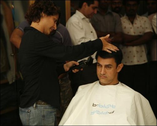 ಹೊಸ ಹೇರ್​ ಸ್ಟೈಲ್​ನಲ್ಲಿ ಕಾಣಿಸಿಕೊಂಡ ಆಮಿರ್​ ಖಾನ್​; ಅಭಿಮಾನಿಗಳಿಗೆ ಬೇರೆ ಚಿಂತೆ - Aamir  khan new hairstyle video goes viral fans want him to announce new movie mdn  Kannada News