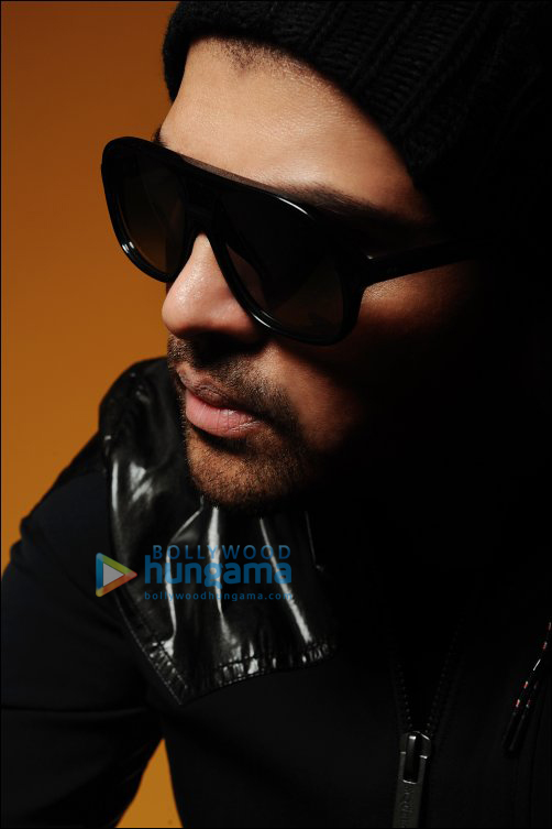 presenting himesh reshammiyas new look for his international album da edge 2