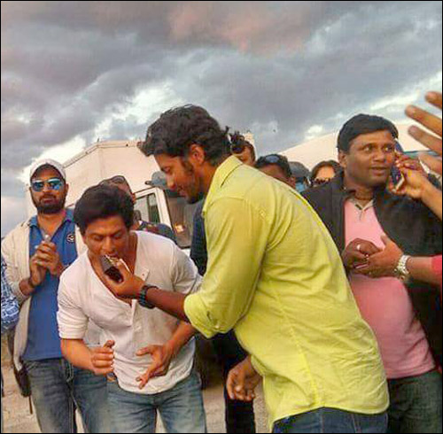 spotted shah rukh khan and kajol shoot for dilwale 2