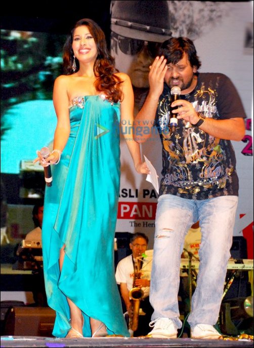 kareena jackky vaishali performed live at ahmedabad to promote kal kissne dekha 5