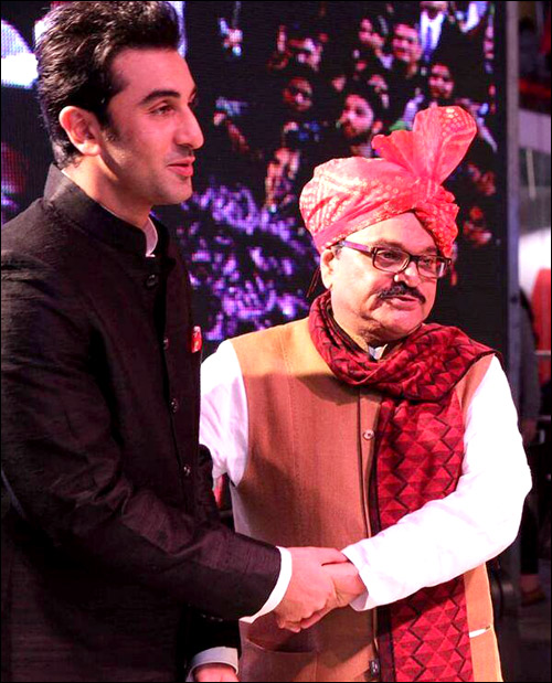 check out ranbir kapoor promotes besharam in new york 4