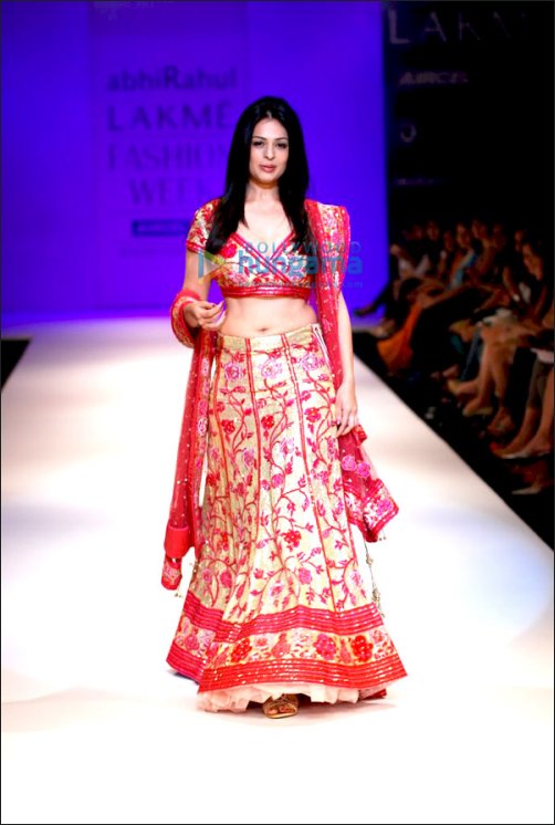 check out bollywood ladies playing showstoppers at lfw 2