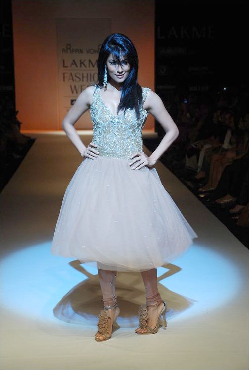 check out bollywood ladies playing showstoppers at lfw 9