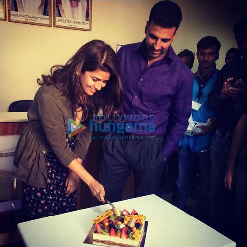 check out nimrat kaur celebrates birthday with akshay kumar and airlift team 3