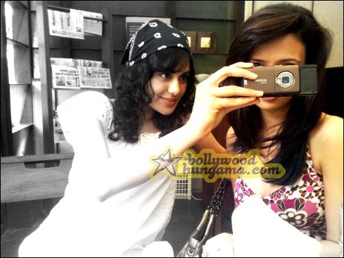 on a date with adah sharma and roshni chopra the actresses of phhir 2